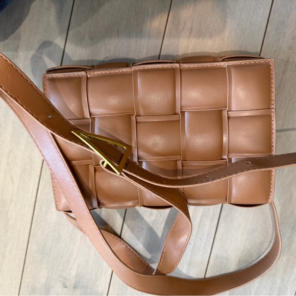 NWOT: Tan Woven Padded Cassette Crossbody Bag - Picture 6 of 9